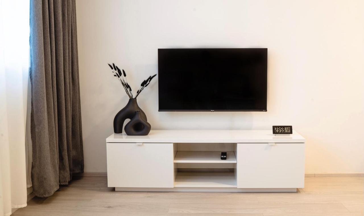 Tran Chien Apartment With Free Private Parking 프라하 외부 사진