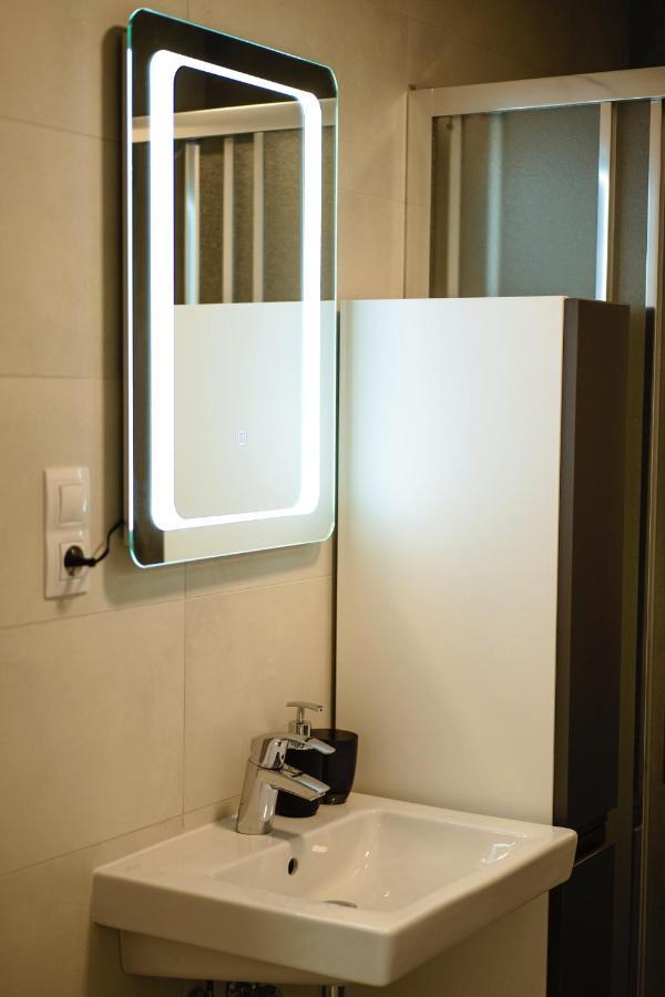 Tran Chien Apartment With Free Private Parking 프라하 외부 사진