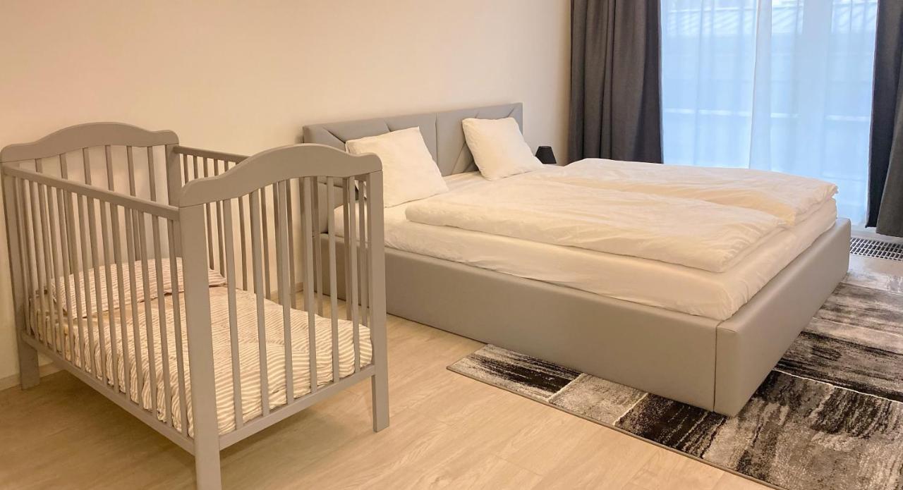 Tran Chien Apartment With Free Private Parking 프라하 외부 사진